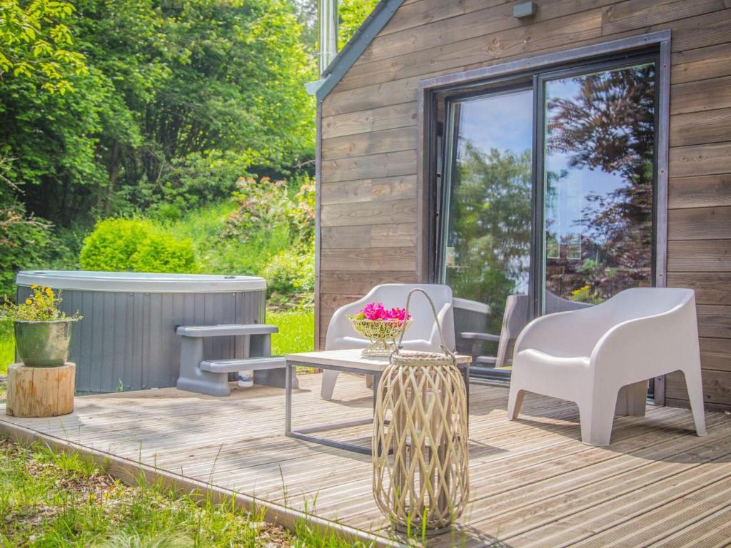 Zahrada ubytování Romantic Chalet in Ferrières with Hot Tub