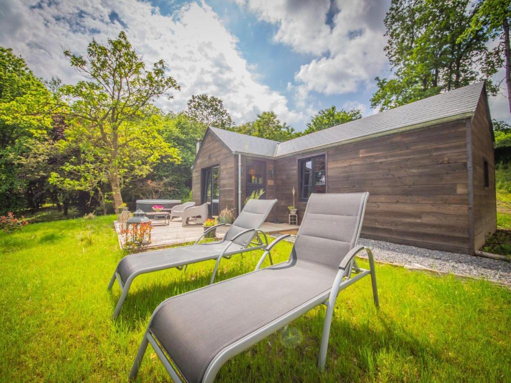 Zahrada ubytování Romantic Chalet in Ferrières with Hot Tub