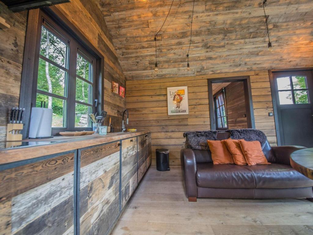 Posezení v ubytování Romantic Chalet in Ferrières with Hot Tub