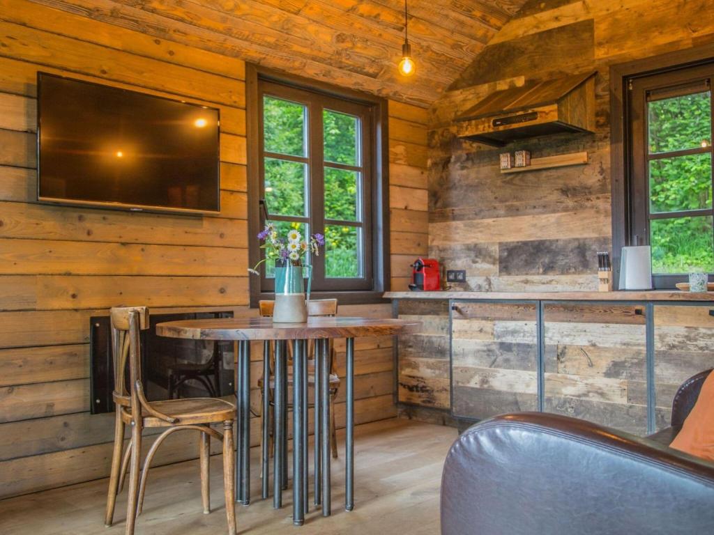 Kuchyň nebo kuchyňský kout v ubytování Romantic Chalet in Ferrières with Hot Tub