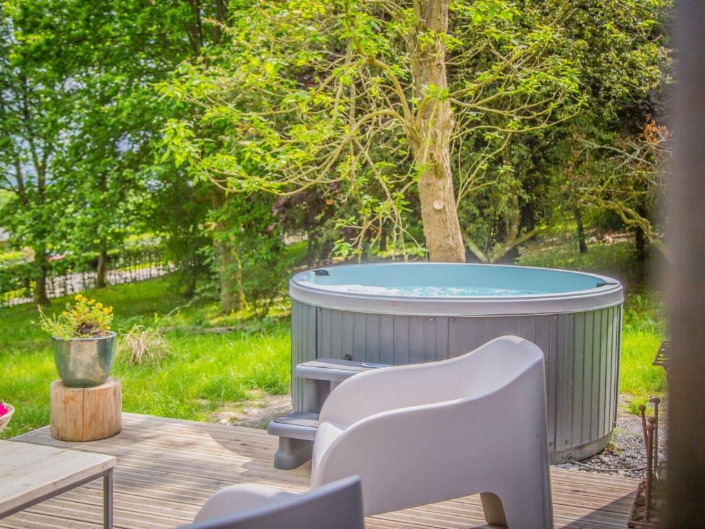 Zahrada ubytování Romantic Chalet in Ferrières with Hot Tub