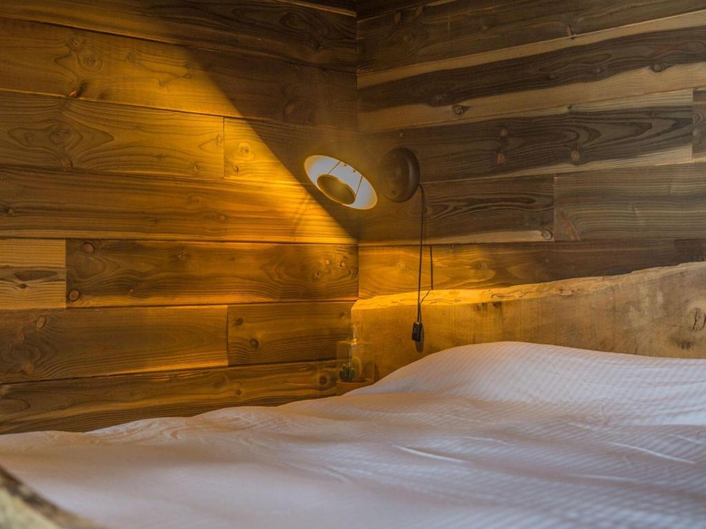Postel nebo postele na pokoji v ubytování Romantic Chalet in Ferrières with Hot Tub