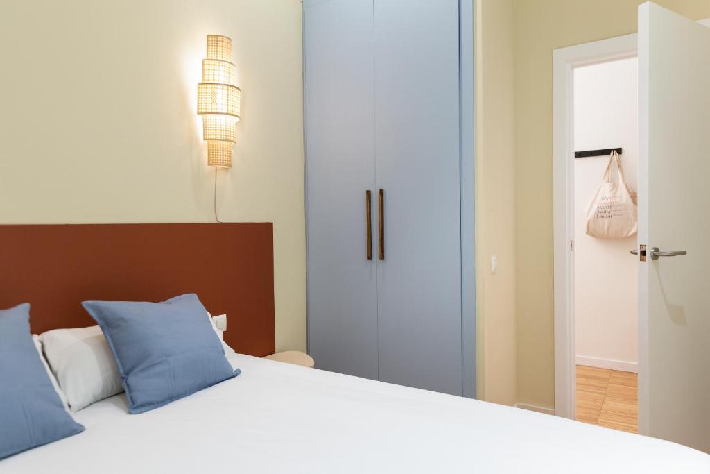 Postel nebo postele na pokoji v ubytování Señor Urgell Apartment by Olala Homes