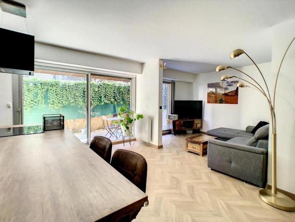 a living room with a table and a couch at Appartement centre de Paris avec Parking et terrasses in Paris