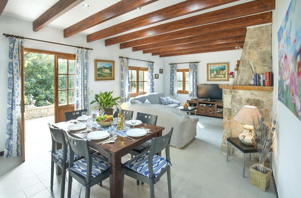 A seating area at Owl Booking Villa Sedes - Dive Into Nature