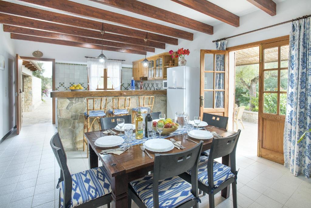 A seating area at Owl Booking Villa Sedes - Dive Into Nature
