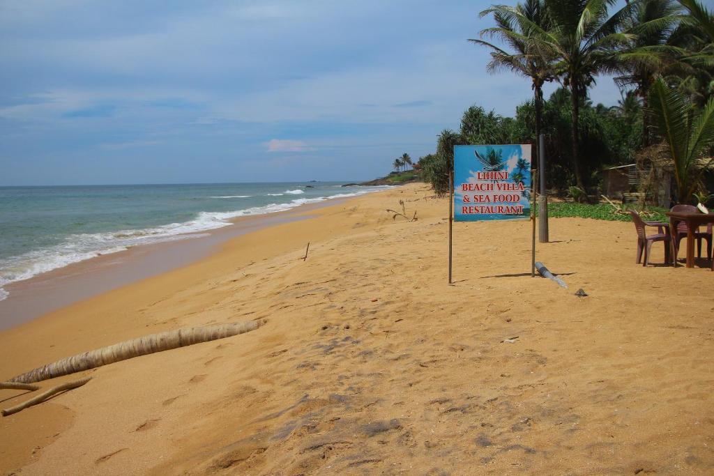 znak na plaży nad oceanem w obiekcie Lihini Beach Villa w mieście Induruwa