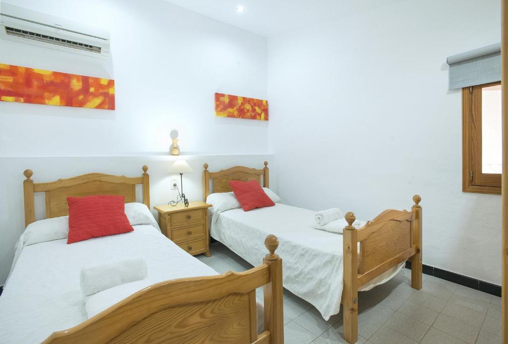 A bed or beds in a room at Owl Booking Villa Sedes - Dive Into Nature