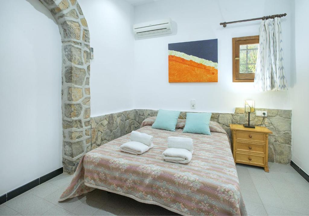 A bed or beds in a room at Owl Booking Villa Sedes - Dive Into Nature