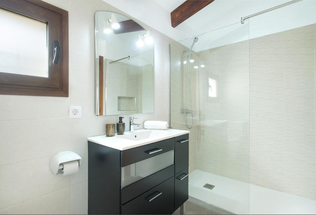 A bathroom at Owl Booking Villa Sedes - Dive Into Nature