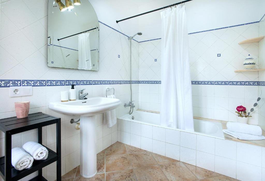 A bathroom at Owl Booking Villa Sedes - Dive Into Nature