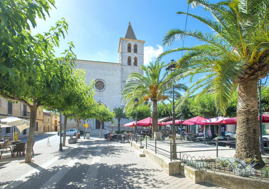 The surrounding neighborhood or a neighborhood close to A villát