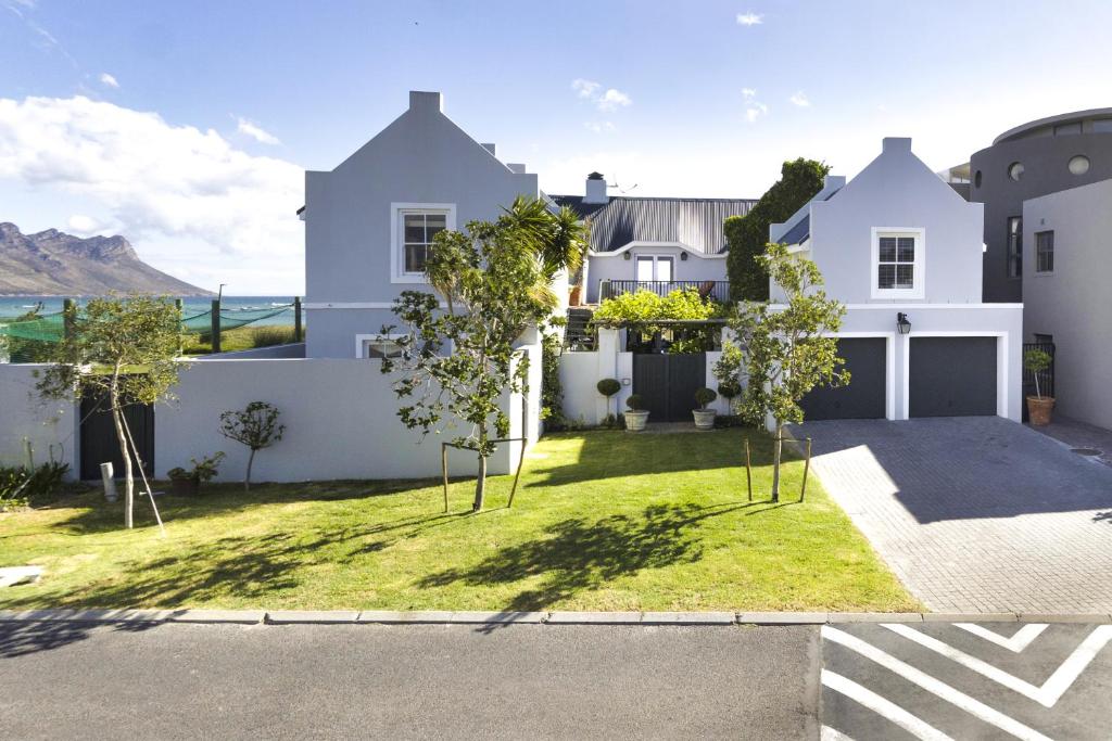 Strand Beach Lodge, Strand (updated prices 2024)