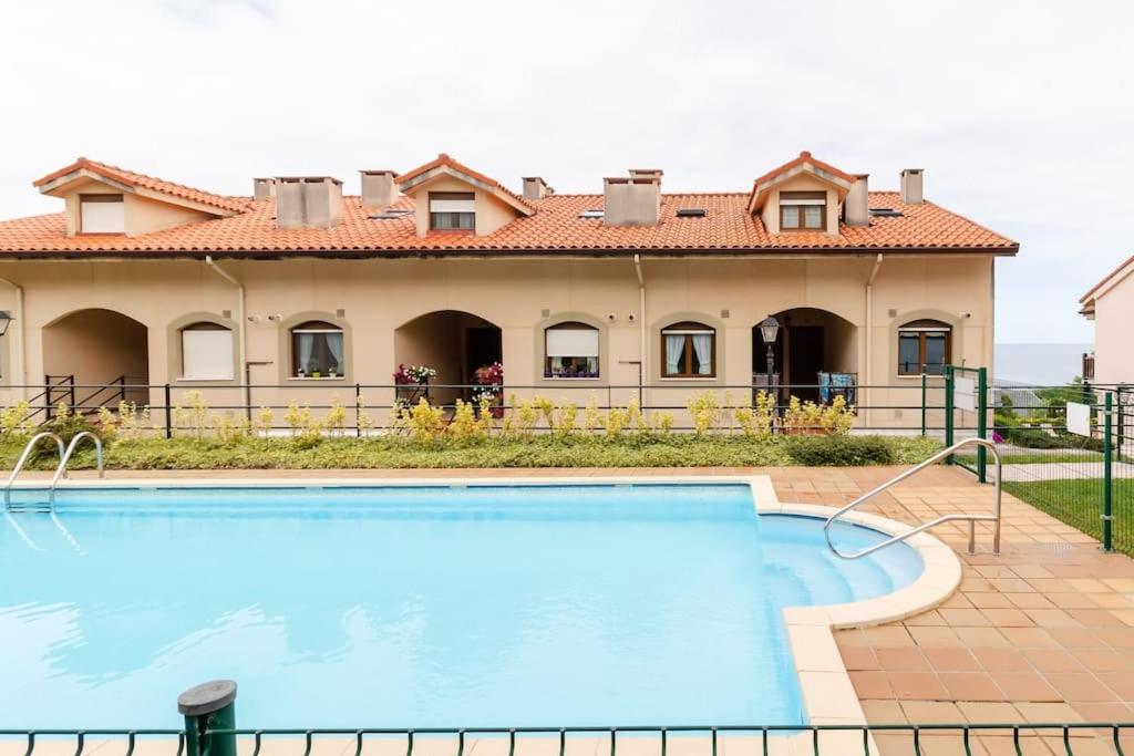 Bazén v ubytování Casa de Las Flores - Apartamento con jardín privado frente a la Playa de Comillas nebo v jeho okolí