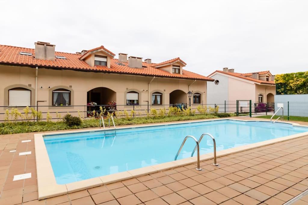 Bazén v ubytování Casa de Las Flores - Apartamento con jardín privado frente a la Playa de Comillas nebo v jeho okolí