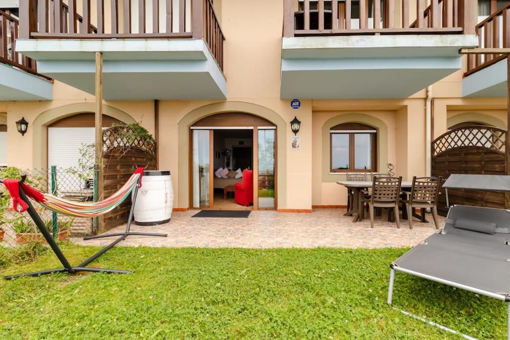 Patio nebo venkovní prostory v ubytování Casa de Las Flores - Apartamento con jardín privado frente a la Playa de Comillas