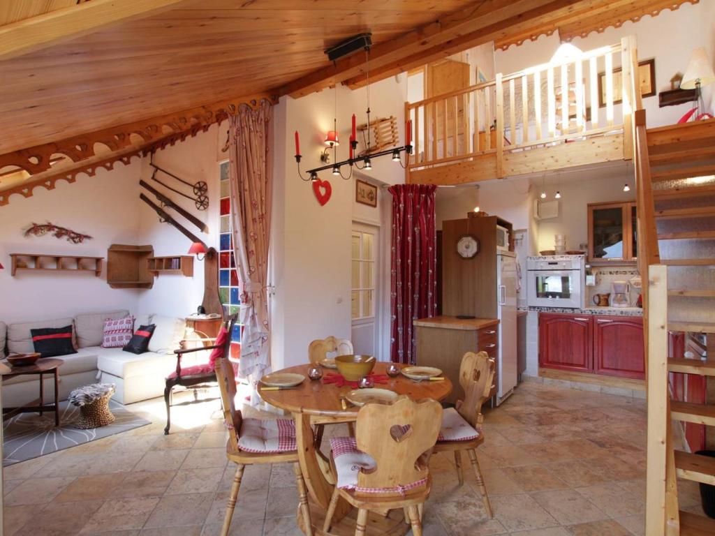 une cuisine et un salon avec une table et des chaises dans l'établissement Appartement 2P Mezzanine 4 Pers à Briançon avec Balcon et Parking - FR-1-330C-121, à Briançon