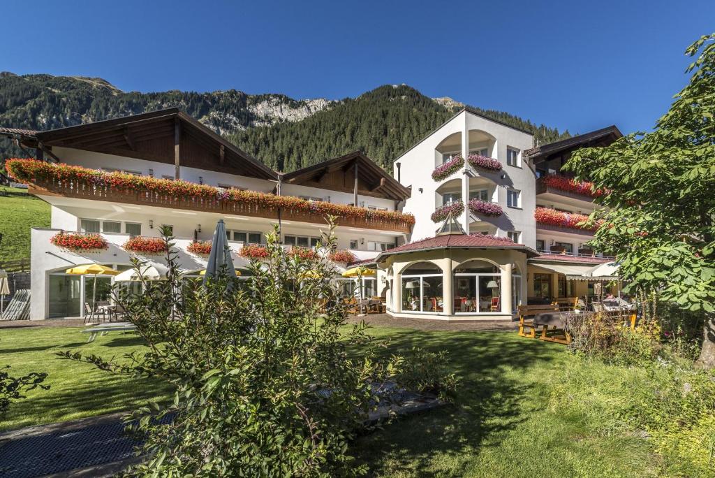 Nespecifikovaný výhled na hory nebo výhled na hory při pohledu z hotelu
