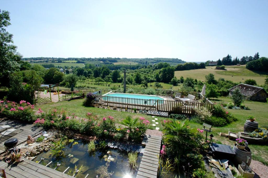 una vista aérea de un jardín con un estanque en Domaine du Martinaa, en Saint-Martin-de-la-Lieue