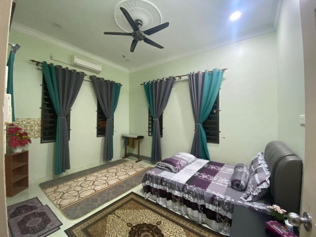 Postel nebo postele na pokoji v ubytování RK ASIANA HOMESTAY, KEMAMAN