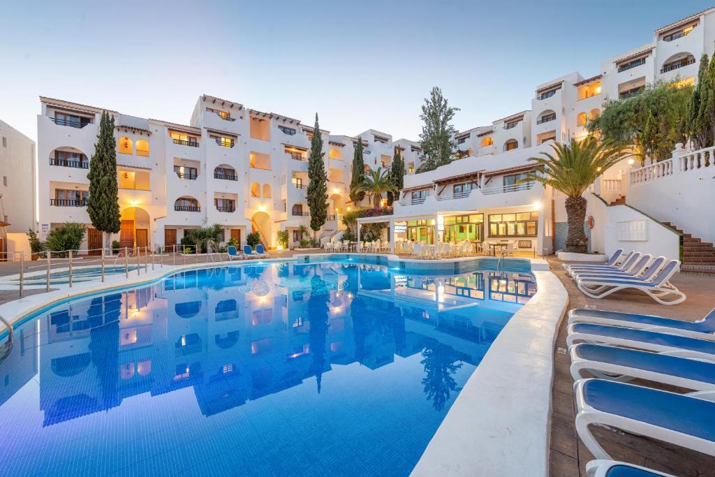 una gran piscina frente a un edificio en Holiday Park Santa Ponsa, en Santa Ponsa