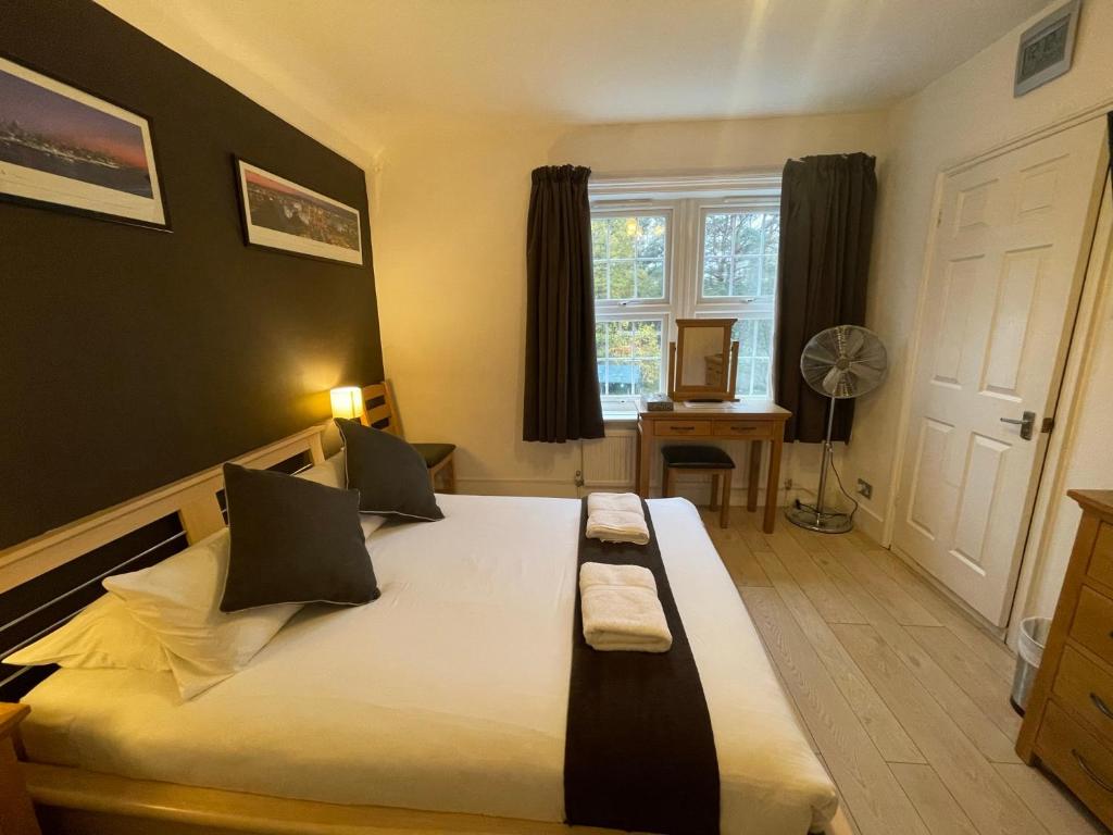Oakhurst Gatwick and holiday parking five pounds per day and transport between six am and midnight until June - Duplo V