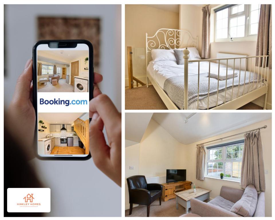 una persona che scatta una foto di una camera da letto e di un soggiorno di Cosy Contained Riverside 1bed - 2 Floors - Parking a Bridgwater