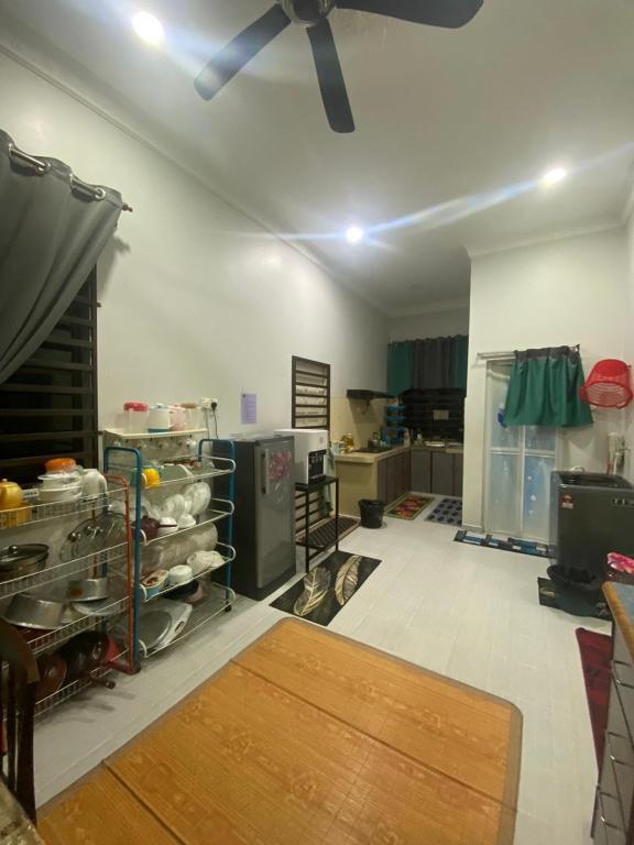 Kuchyň nebo kuchyňský kout v ubytování RK ASIANA HOMESTAY, KEMAMAN
