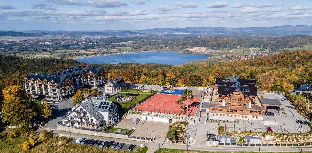 Kazalnica Family&Conference Resort في سوسنوفكا: اطلالة جوية على مبنى كبير مع ملعب تنس