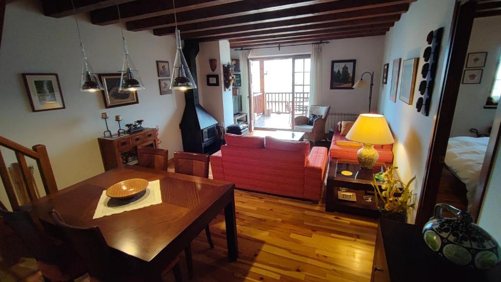 sala de estar con mesa de comedor y sofá en Dúplex en el centro de Alp, en Alp