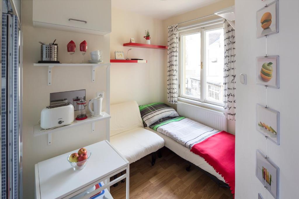 ein kleines Zimmer mit einer Bank und einem Fenster in der Unterkunft Sleep & Go Single Room in Prag