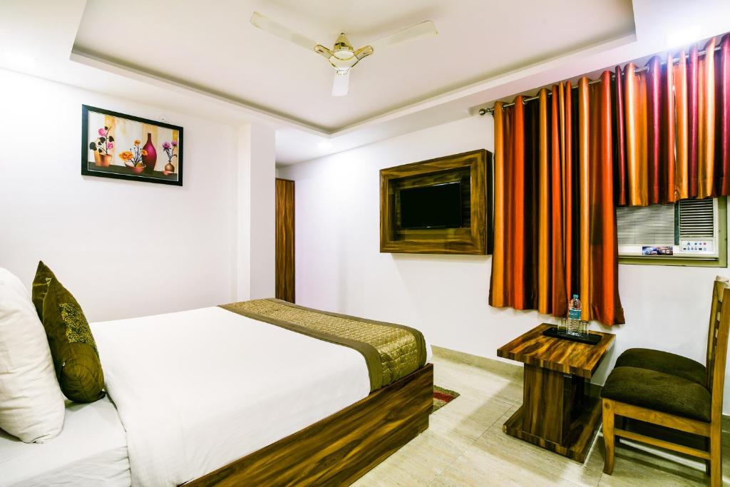 TV a/nebo společenská místnost v ubytování Hotel Pearl - Mahipalpur Delhi Airport