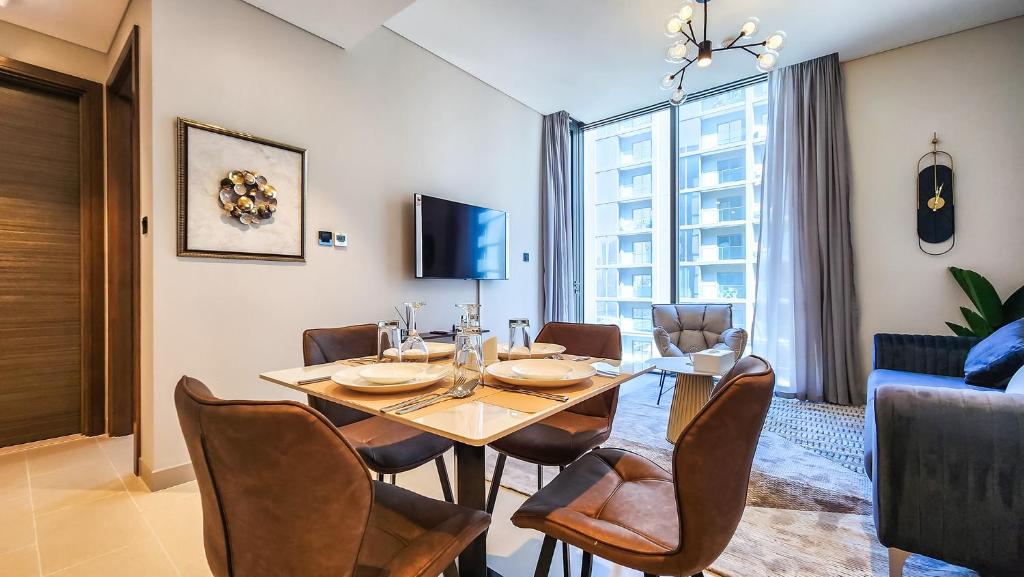 TV a/nebo společenská místnost v ubytování STAY BY LATINEM Luxury 1BR Holiday Home CV A2304 near Burj Khalifa