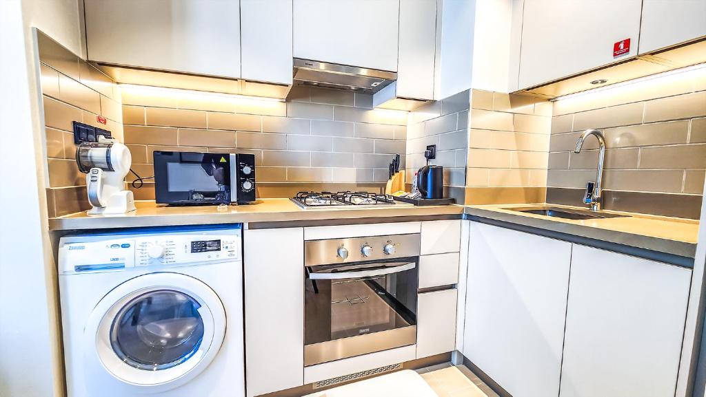 Kuchyň nebo kuchyňský kout v ubytování STAY BY LATINEM Luxury 1BR Holiday Home CV A2304 near Burj Khalifa
