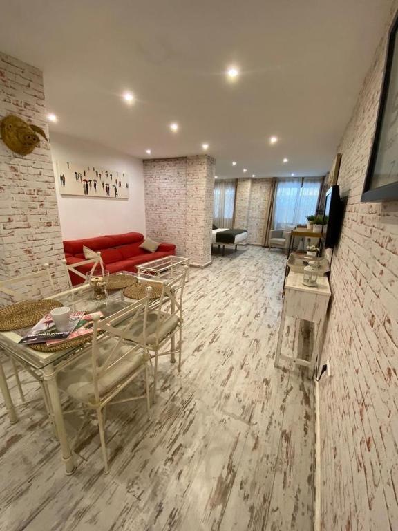 Televízia a/alebo spoločenská miestnosť v ubytovaní Apartamentos Sevilla Palace