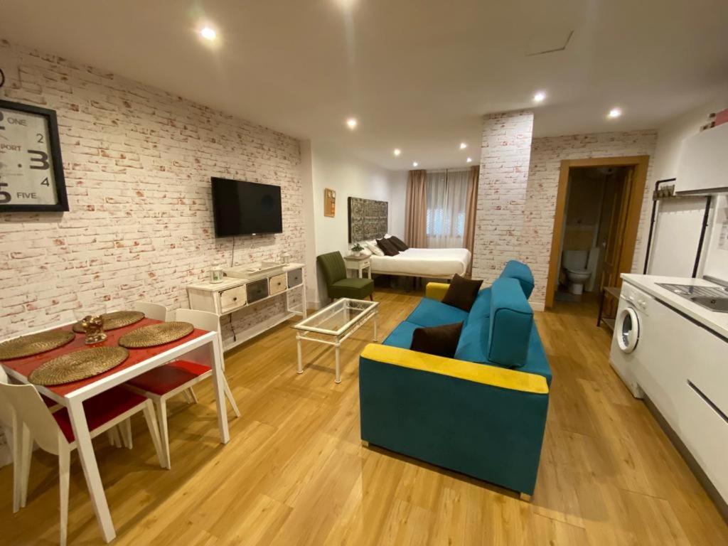 Televízia a/alebo spoločenská miestnosť v ubytovaní Apartamentos Sevilla Palace