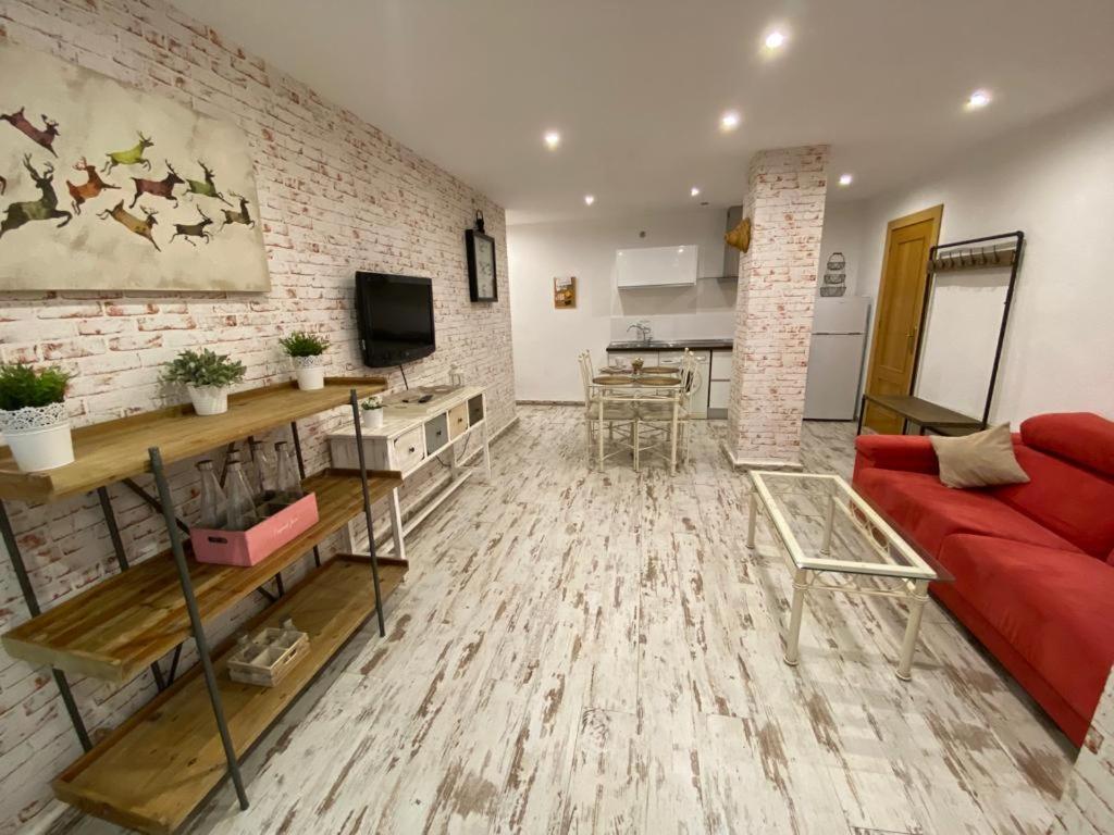 Televízia a/alebo spoločenská miestnosť v ubytovaní Apartamentos Sevilla Palace