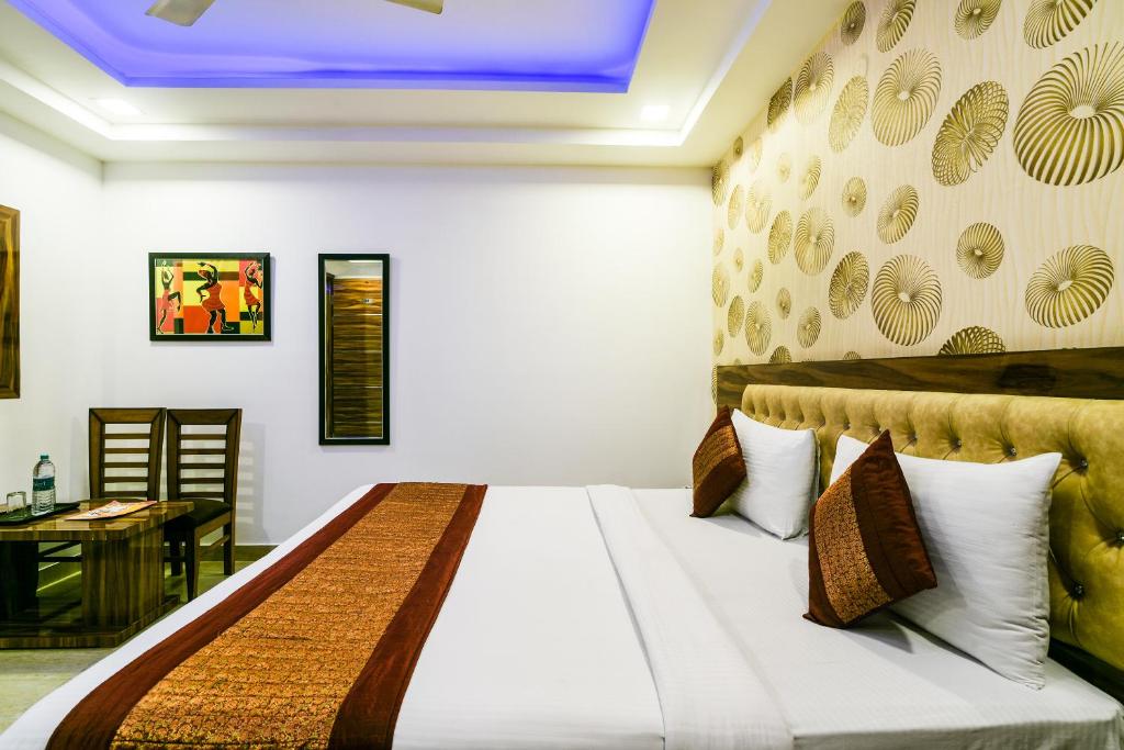 Postel nebo postele na pokoji v ubytování Hotel Pearl - Mahipalpur Delhi Airport