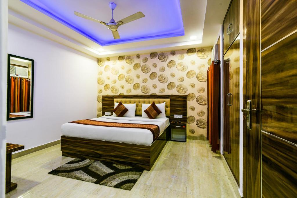 Postel nebo postele na pokoji v ubytování Hotel Pearl - Mahipalpur Delhi Airport