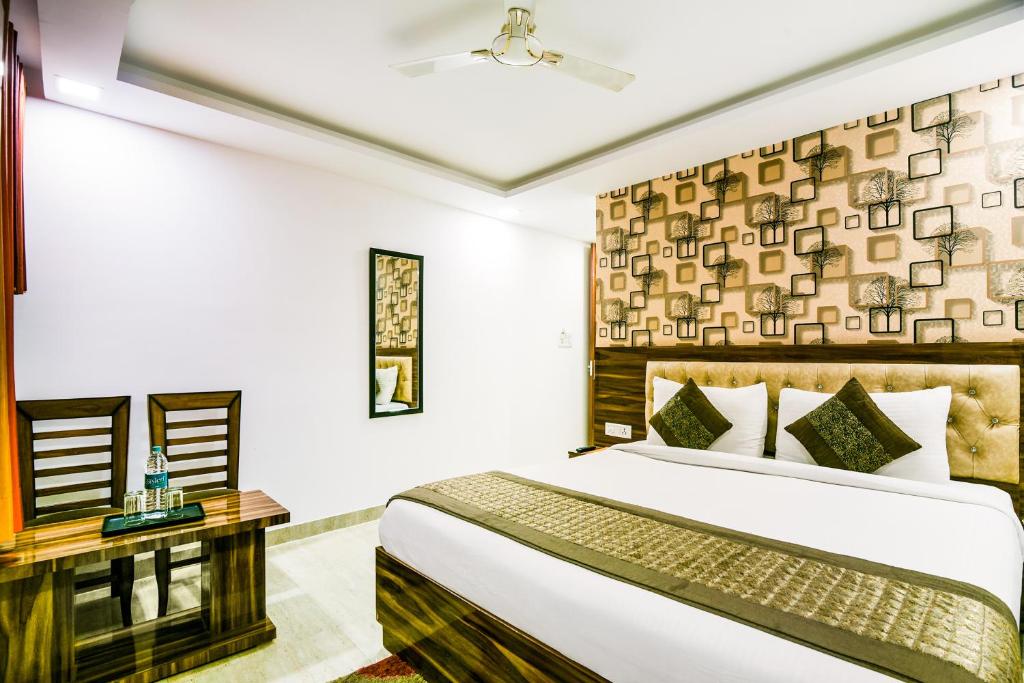 Postel nebo postele na pokoji v ubytování Hotel Pearl - Mahipalpur Delhi Airport