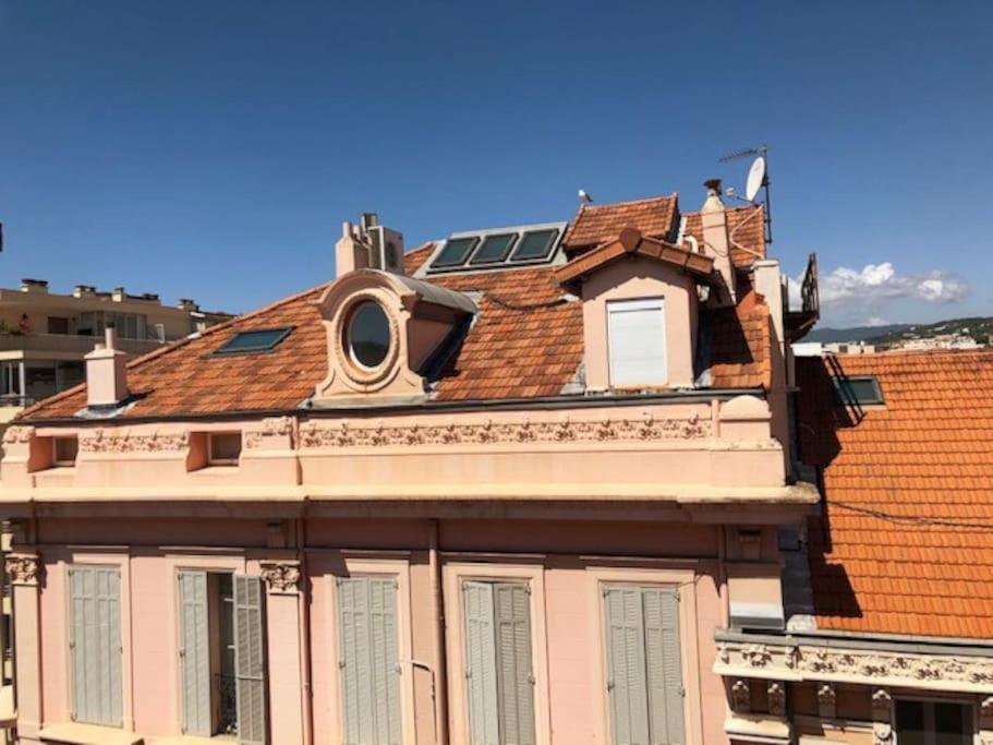 budynek z dachem z oknem w obiekcie 2 pièces 2 terrasses 100 m Croisette très clair. w Cannes