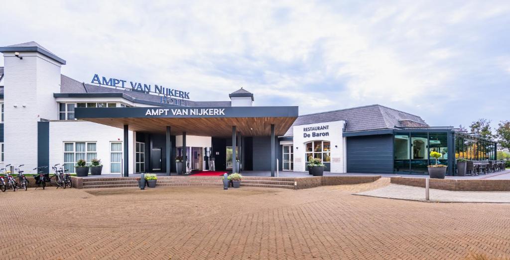 una tienda frente a un edificio en una calle de ladrillo en Golden Tulip Ampt van Nijkerk en Nijkerk