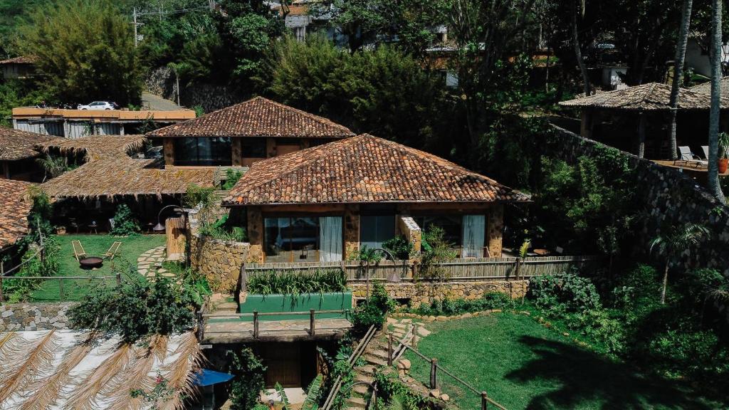 uma vista aérea de uma casa com um jardim em Casa Salga em Ilhabela