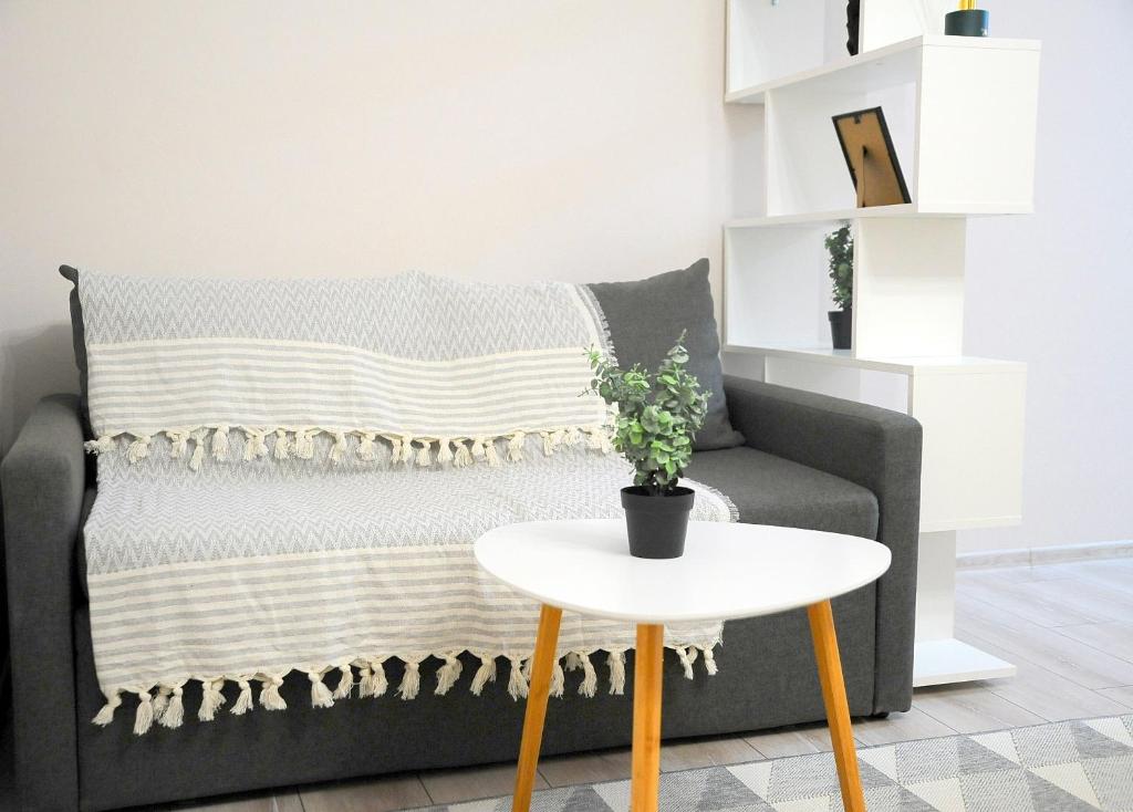 BoHo Apartment near Center! - One-Bedroom Apartment