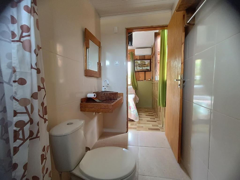 a bathroom with a toilet and a sink at Hospedaria Recanto da Paz in Itaporanga dʼAjuda