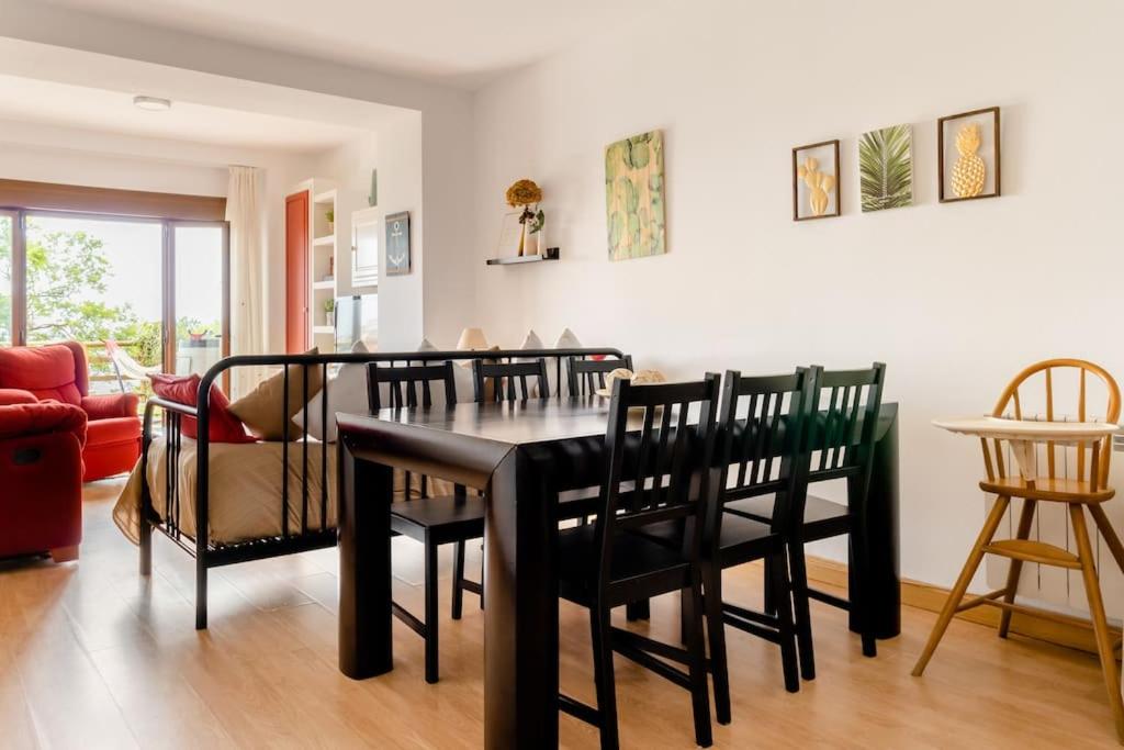 Posezení v ubytování Casa de Las Flores - Apartamento con jardín privado frente a la Playa de Comillas