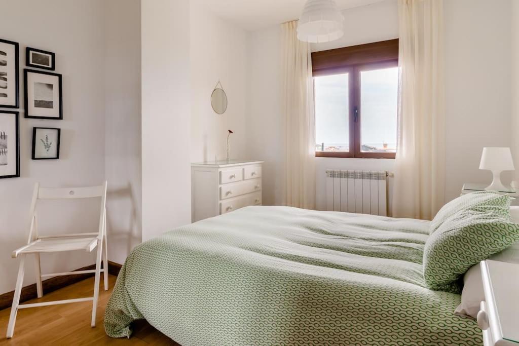 Postel nebo postele na pokoji v ubytování Casa de Las Flores - Apartamento con jardín privado frente a la Playa de Comillas