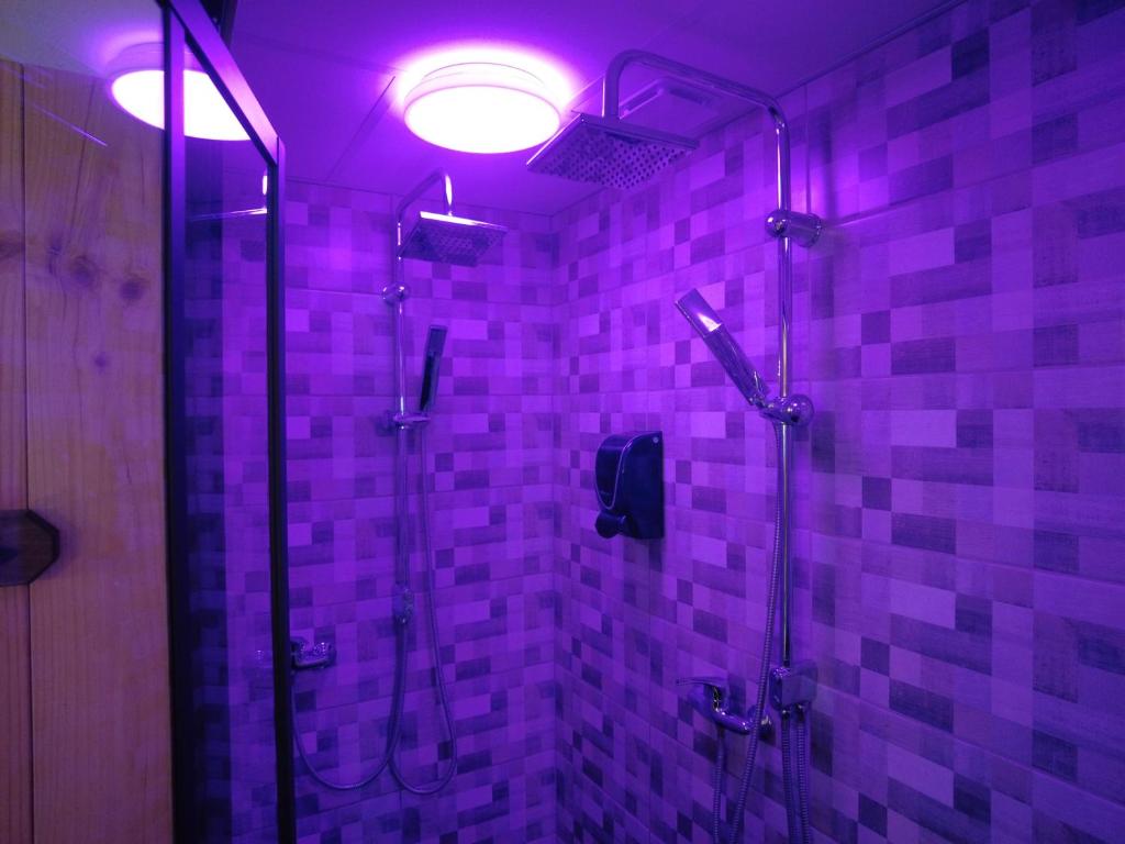 Łazienka w obiekcie HOTEL DU BERRY - Loveroom avec Sauna, Hammam, Jacuzzi privatifs
