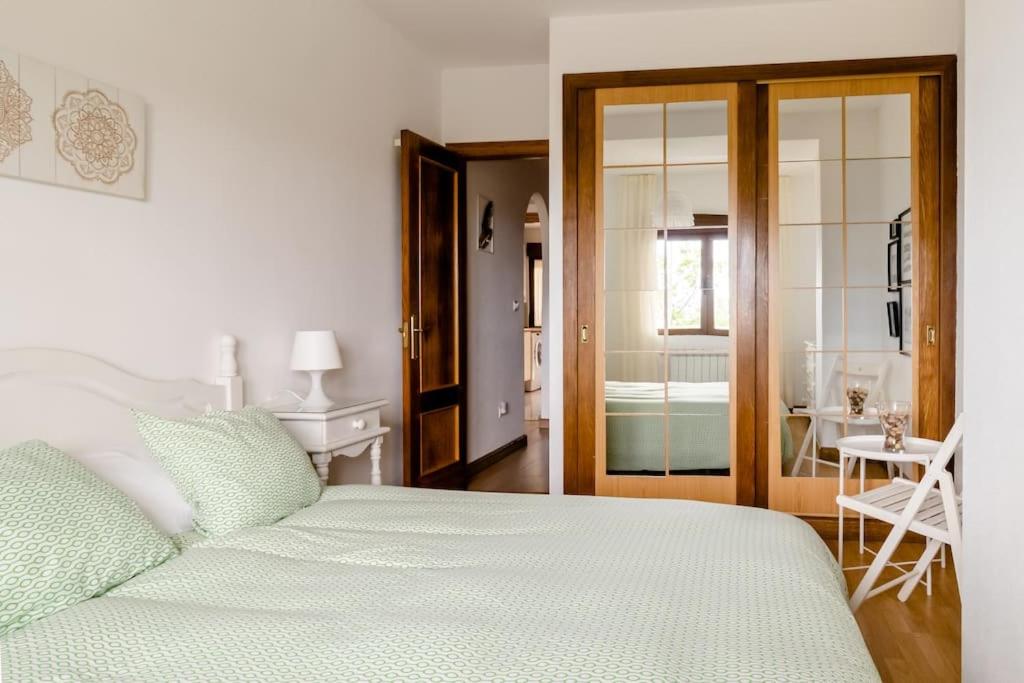 Postel nebo postele na pokoji v ubytování Casa de Las Flores - Apartamento con jardín privado frente a la Playa de Comillas