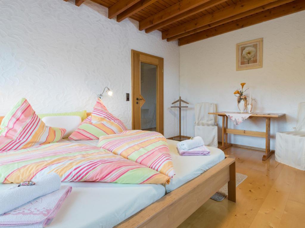 Bett mit bunten Kissen auf einem Zimmer in der Unterkunft Schmidt`s Eppelborner Ferienwohnung in Eppelborn